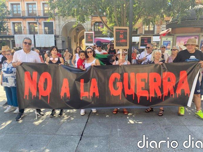 Plataforma 'No a la guerra' recorre las calles de Toledo en contra los conflictos armados existentes en el mundo