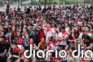 Podemos pide que se autorice instalar pantallas gigantes para ver partidos de fútbol cruciales aunque se oponga LaLiga