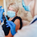 Ponerse a la vez la vacuna de la COVID‑19 y la de la gripe es seguro