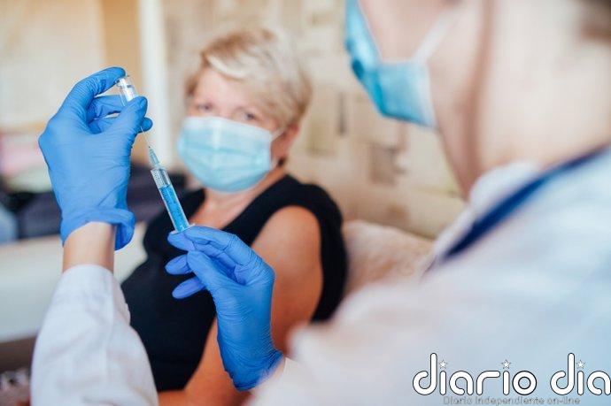 Ponerse a la vez la vacuna de la COVID‑19 y la de la gripe es seguro