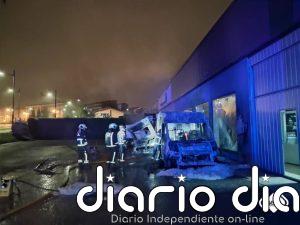 Quema una furgoneta camperizada en El Berrón (Siero)