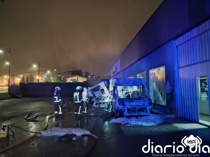Quema una furgoneta camperizada en El Berrón (Siero)