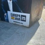 Queman penes de plástico en la puerta de la sede nacional de Vox, cuya fachada queda dañada