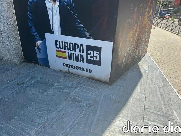 Queman penes de plástico en la puerta de la sede nacional de Vox, cuya fachada queda dañada