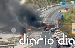 Reabierta la A-92 en Alfacar (Granada) tras el corte por el choque entre dos camiones