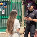 Recomendaciones de la Policía ante el aumento de pantallas en menores en vacaciones: Normas claras o limitar su uso