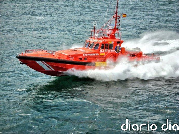 Remolcan un pesquero que quedó a la deriva con once tripulantes extranjeros en aguas próximas a Lanzarote