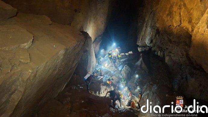 Rescatado el espeleólogo herido al caer siete metros cuando hacía rappel en la cueva de Valporquero, en León