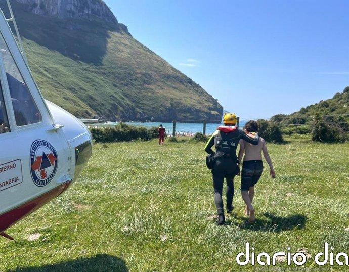 Rescatados dos menores de 13 años enriscados en la playa de Sonabia