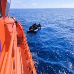 Rescatan una patera con unas 68 personas en aguas próximas a Lanzarote