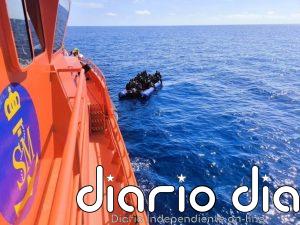 Rescatan una patera con unas 68 personas en aguas próximas a Lanzarote