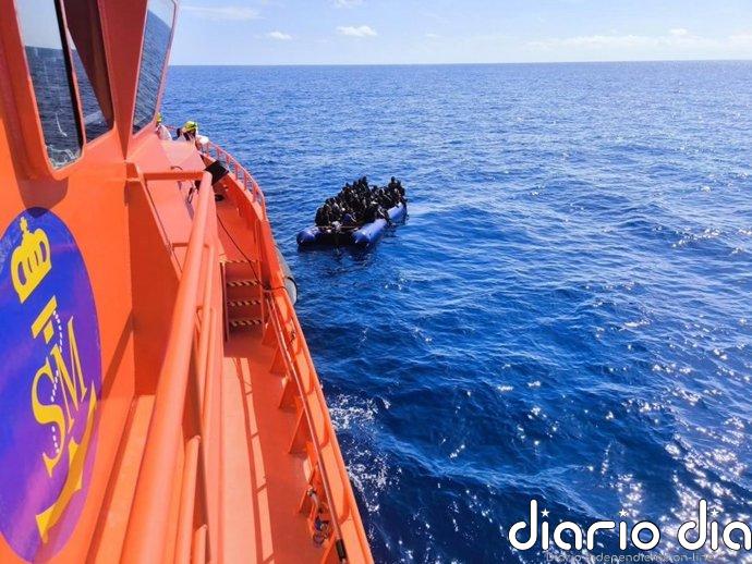 Rescatan una patera con unas 68 personas en aguas próximas a Lanzarote