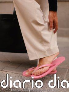Romper la sobriedad de un look con unas chanclas: la última lección de estilo de Pelayo Díaz para este verano