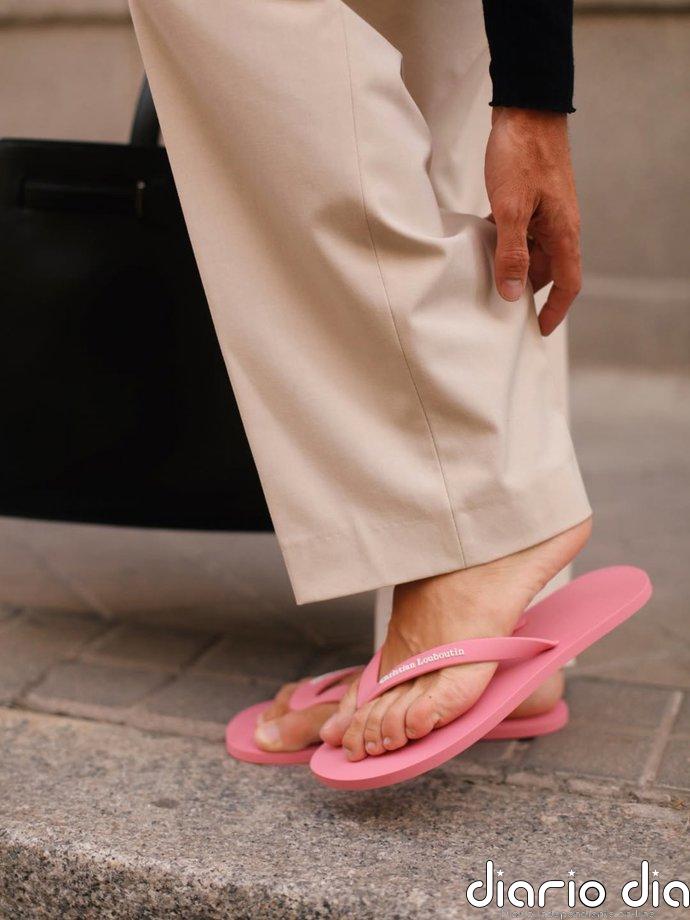 Romper la sobriedad de un look con unas chanclas: la última lección de estilo de Pelayo Díaz para este verano