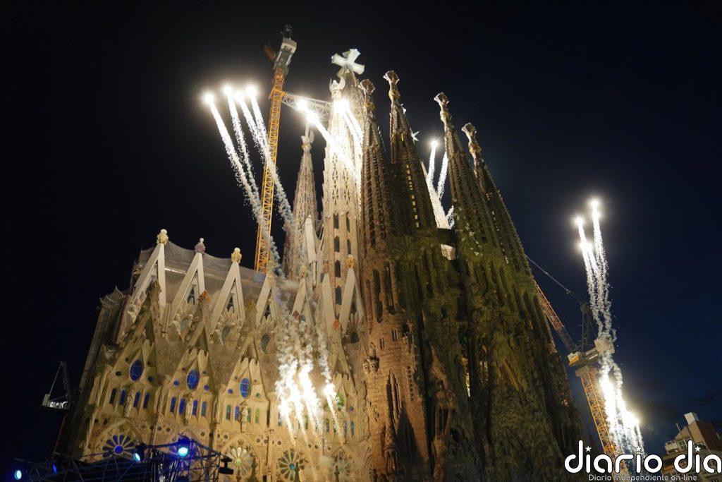 Sagrada Familia y papa León XIV: fotos y vídeos del espectáculo de luz en Barcelona