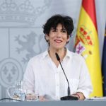 Saiz afea a Ayuso que intentara paralizar la regularización de migrantes mientras visita al Papa en el Vaticano