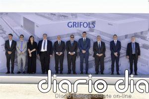 Sánchez coloca la primera piedra de la planta de Grifols en Lliçà de Vall (Barcelona)