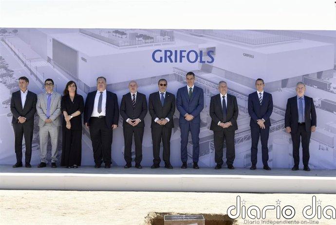 Sánchez coloca la primera piedra de la planta de Grifols en Lliçà de Vall (Barcelona)