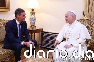 Sánchez dice que comparte con León XIV la defensa de las migraciones y le regala un olivo, símbolo de paz