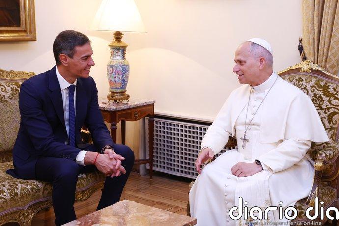 Sánchez dice que comparte con León XIV la defensa de las migraciones y le regala un olivo, símbolo de paz