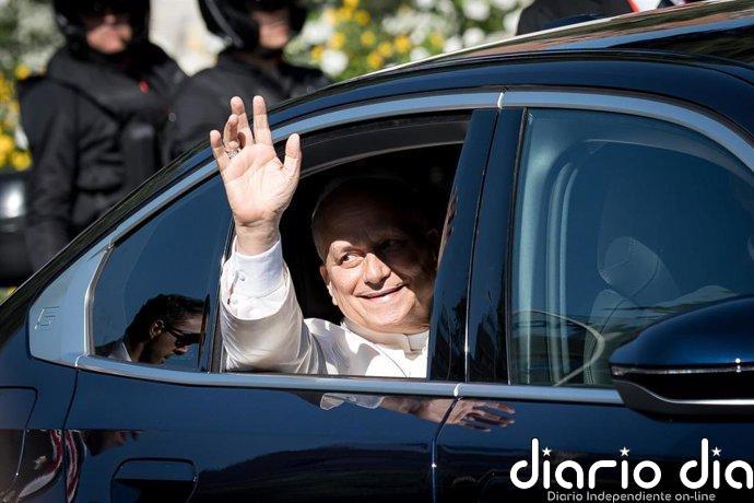Sánchez regala a León XIV un bonsái de olivo español en su encuentro en la Nunciatura como símbolo de paz