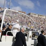 Sexto día en España: resignifica el muelle de la vergüenza de Gran Canaria y celebra una misa ante 41.000 fieles