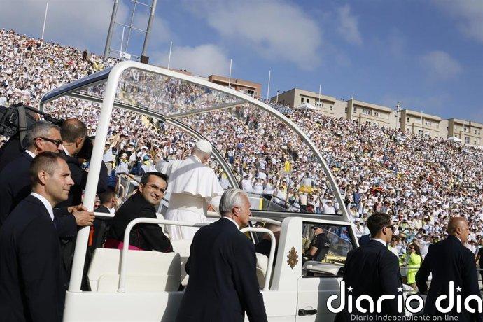 Sexto día en España: resignifica el muelle de la vergüenza de Gran Canaria y celebra una misa ante 41.000 fieles