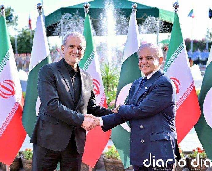 Sharif traslada a Pezeshkian que quiere mediar entre Irán y EEUU "hasta" que alcancen una "paz duradera"