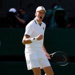 Sinner sufre en su debut en Wimbledon y Djokovic se deja un set