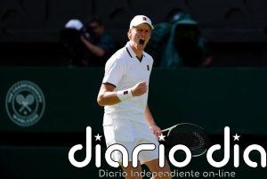 Sinner sufre en su debut en Wimbledon y Djokovic se deja un set