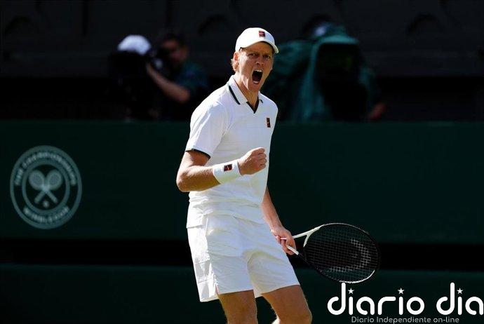Sinner sufre en su debut en Wimbledon y Djokovic se deja un set