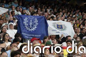 Sombreros y abanicos en los alrededores del Bernabéu durante la espera a la llegada del Papa: "Me ha encantado"