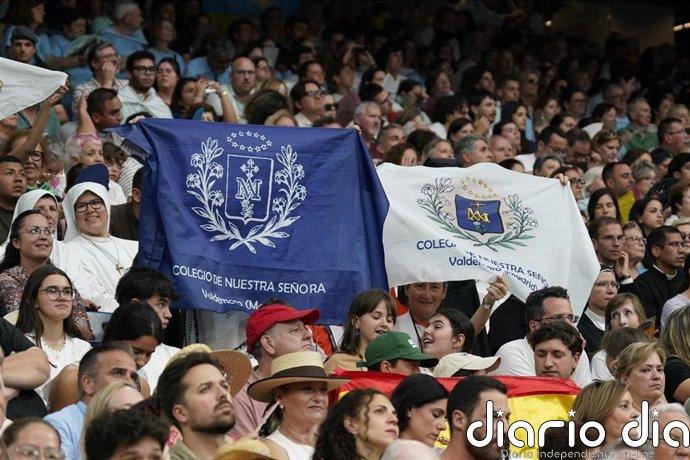 Sombreros y abanicos en los alrededores del Bernabéu durante la espera a la llegada del Papa: "Me ha encantado"