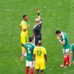 Sudáfrica clama contra la sanción de tres partidos a Themba Zwane: "Con Messi no hubo ni VAR"