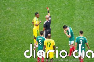 Sudáfrica clama contra la sanción de tres partidos a Themba Zwane: "Con Messi no hubo ni VAR"