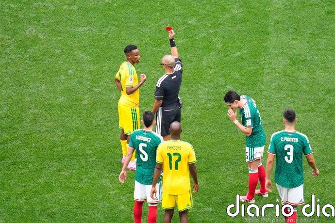 Sudáfrica clama contra la sanción de tres partidos a Themba Zwane: "Con Messi no hubo ni VAR"