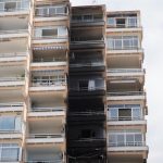 Técnicos municipales y bomberos evalúan este viernes los daños del edificio incendiado en Magaluf