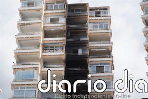 Técnicos municipales y bomberos evalúan este viernes los daños del edificio incendiado en Magaluf