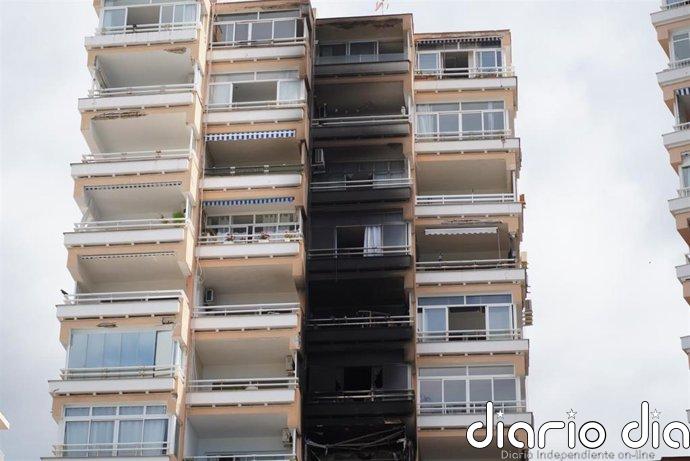 Técnicos municipales y bomberos evalúan este viernes los daños del edificio incendiado en Magaluf