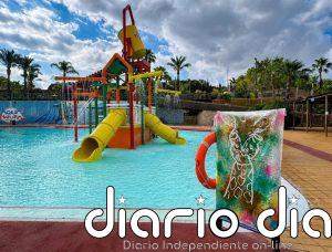 Terra Natura Murcia pone a la venta este lunes una toalla diseñada por una artista de ASSIDO