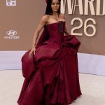 Teyana Taylor convierte los BET 2026 en su propia pasarela con un vestido escultórico en color borgoña