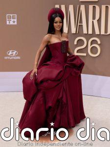Teyana Taylor convierte los BET 2026 en su propia pasarela con un vestido escultórico en color borgoña
