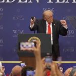Trump se autorregala combates de UFC por su 80 cumpleaños