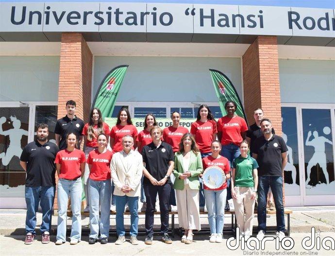 ULE celebra el ascenso histórico del Baloncesto Femenino León, un éxito forjado desde la cantera y el trabajo en equipo