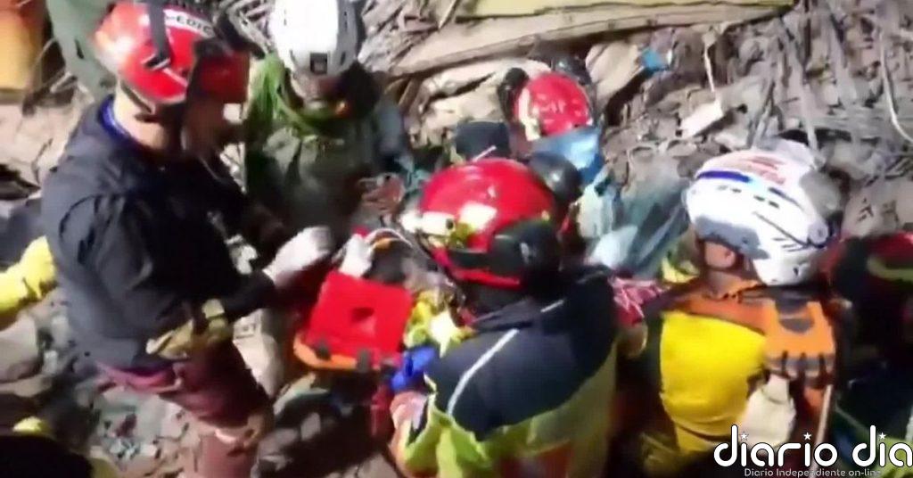 Últimos rescates en Venezuela: los rescatadores consiguen sacar a un niño de 12 años de entre los escombros