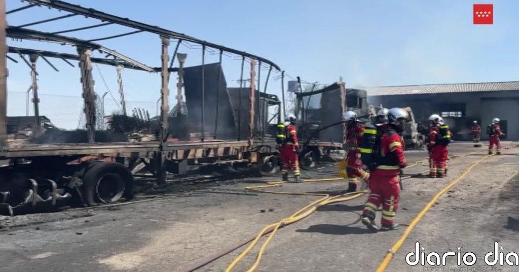 Un aparatoso incendio en Parla calcina 13 camiones y provoca una intensa humareda