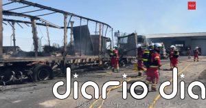 Un aparatoso incendio en Parla calcina 13 camiones y provoca una intensa humareda