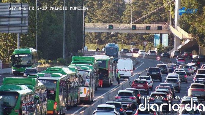 Un autobús averiado en la A-6 complica el acceso a Madrid y obliga a la UCM a tomar medidas por la PAU
