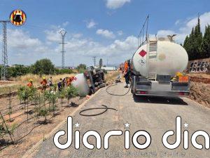 Un camión cisterna con 11.000 litros de gasóleo vuelca en una vía de servicio en Moncada