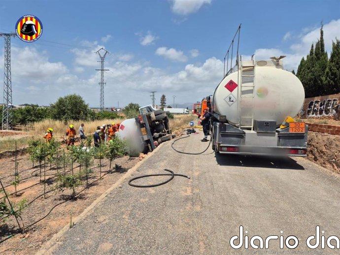 Un camión cisterna con 11.000 litros de gasóleo vuelca en una vía de servicio en Moncada